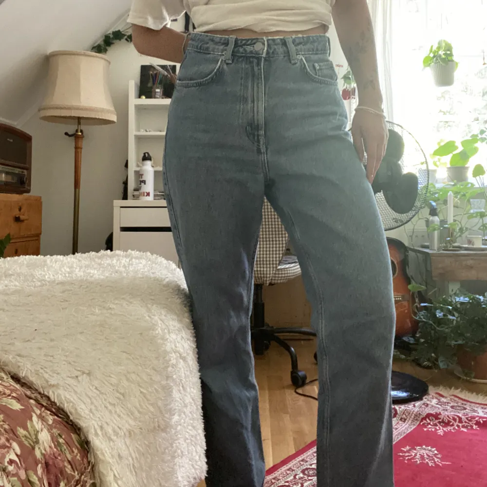 Ett par högmidjade jeans från Weekday💓. Jeans & Byxor.