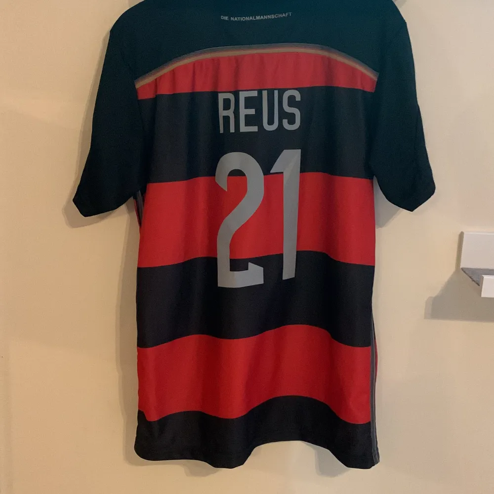 Säljer min Tyskland bortatröja från 2014 när landet tog sitt fjärde VM-guld. Marco Reus på ryggen och tröjan är i 10/10 skick. Givetvis äkta. Skjortor.