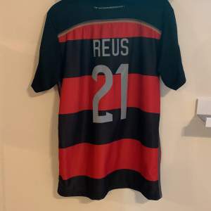 Säljer min Tyskland bortatröja från 2014 när landet tog sitt fjärde VM-guld. Marco Reus på ryggen och tröjan är i 10/10 skick. Givetvis äkta
