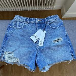Zara jeansshorts, stl 40, skick: oanvända med lappen kvar Skicka PM för fler bilder.