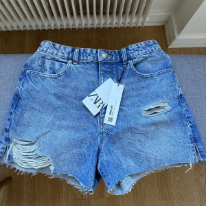 Zara jeansshorts stl 40 - Zara jeansshorts, stl 40, skick: oanvända med lappen kvar Skicka PM för fler bilder.