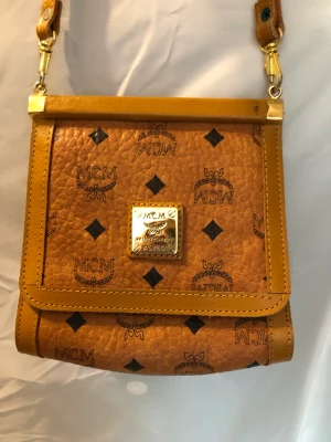 MCM väska - Köpt secondhand   Spegel på insidan 