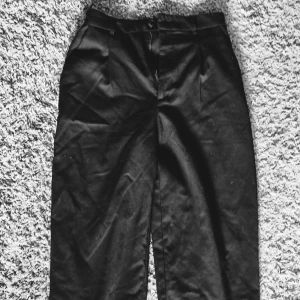 Kostymbyxor  - Används inte längre, då de är för stora för mig