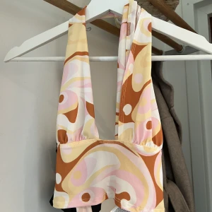 Topp - Oanvänd topp , från nelly.  (Se bild på modellen) 