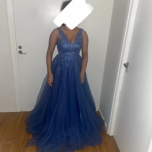 Fin balklänning - Fin balklänning, bara använd 1 gång. Nypris 8 000kr