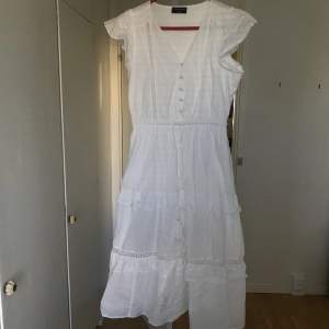 Jättefin vit lång klänning. Så skön och perfekt till sommaren men kommer inte till användning för mig. 💖
