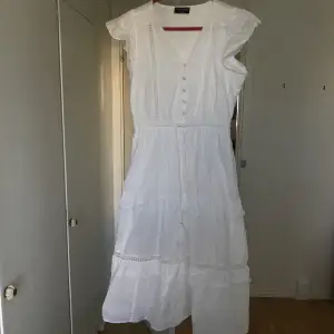 Jättefin vit lång klänning. Så skön och perfekt till sommaren men kommer inte till användning för mig. 💖