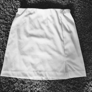 Kjol - Kjolen har ett litet snitt på kanten. Fin, men används inte