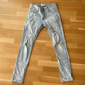 Jack&jones skinny jeans - Ett par ljusa skinnyjeans från jack&jones i storlek 29/32.