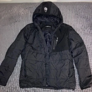 Sail racing jacka  - Har ingen drag kedja men det går att ordna hemma bara. Eller så kan man gå till en kemtvätt eller liknande så kostar det 150 kr att fixa jackans dragkedja 