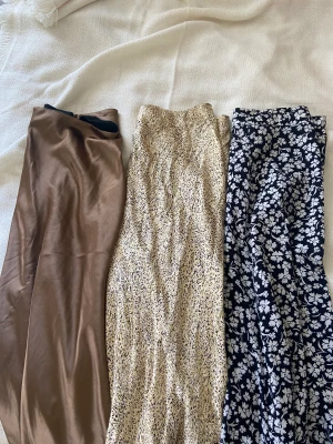 Tre långkjolar  - Tre superfina långkjolar som säljs tillsammans för 200kr, storlek S/M🤍