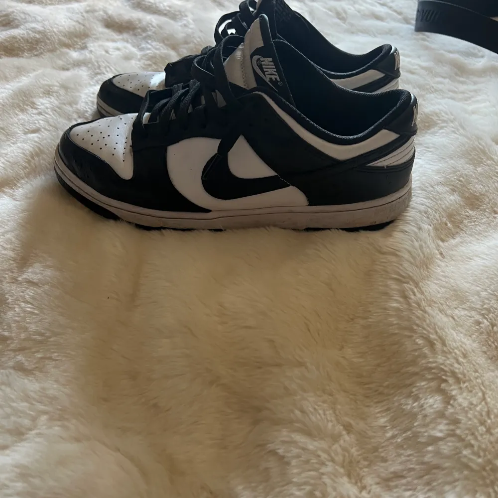 Säljer nu mina Nike dunk low Retro white. Köpta på stockx har tyvärr inget kvitto. Nypris runt 2000. Skor.