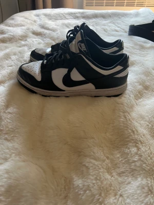 Nike dunks - Säljer nu mina Nike dunk low Retro white. Köpta på stockx har tyvärr inget kvitto. Nypris runt 2000
