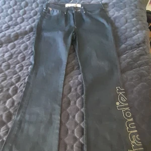 Wrangler jeans stl w30 L34 - Helt nya, nypris över 1000 kr . De va för långa för mig . Se bilder .