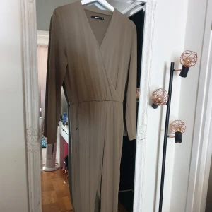 Byxdress/jumpsuit/onepiece  - Jag har aldrig använt den. Den är olivgrön! Jättefin från bikbok 🌸