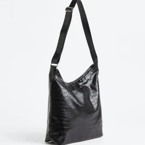 Axelremsväska  - En rymlig axelremsväska i bra skick! Väskan har blixtlås och justerbar rem så att man kan ha den både runt kroppen eller bara över axeln🦋 nypris 249kr och slutsåld på hemsidan. hör av er vid minsta intresse eller funderingar 💓 Fri frakt idag den 6/8!