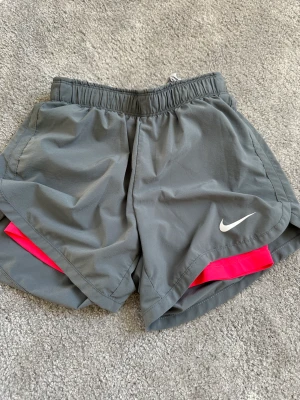 Träningsshorts - Träningsshorts S  Knappt använda, bra skick 