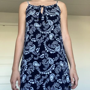Mönstrad klänning - Mönstrad vintage klänning från HM. Storlek 34(XS) men skulle även säga att den passar 36(S). 🫶🏼