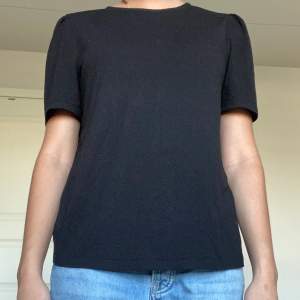 Svart t-shirt med puffärmar. Från Stockh LM i storlek S men passar även XS. 🫶🏼