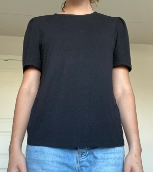 Svart t-shirt - Svart t-shirt med puffärmar. Från Stockh LM i storlek S men passar även XS. 🫶🏼