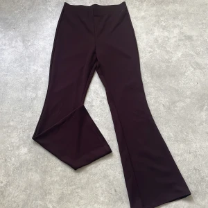 Bruna byxor - Dessa byxor är nyköpta och helt oskadade. De är väldigt bekväma och populära. Jag kan mötas upp. 