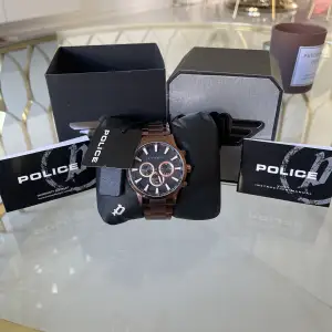 Helt ny Police Analog 15000jb klocka, den kostar 2500 kr, jag fick den i priset men har aldrig använt den.