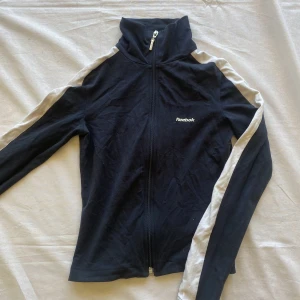 Reebok tröja  - Super clean Reebok tröja som sitter jätte fint! Storlek xxs, men stretchig i tyget. Mycket bra skick. Frakt ingår ej i priset💕