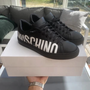 Moschino Milano - Säljer ett par superfeta Moschino Milano skor, perfekta nu inför sommaren! Väldigt bra skick, 9/10. Storlek 42, fits 42-43. Har box, dustbag, tags mm. Om ni undrar över något är det bara att höra av er! Pris kan diskuteras!