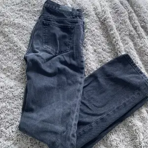 Säljer mina absoult favorit jeans!! Det är ett par svarta straight och de är inte låg eller hög midja utan något där emellan. Jag är 170cm och och dem passar perfekt i längden. Färgen är lite utvättad svart. Jag säljer dem eftersom de har blivit för små. 