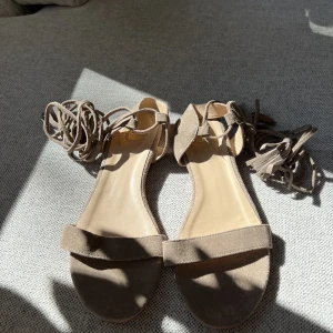 Plana sandaler - Sandaler med snörning i mocka  från indiska. Oanvända, endast testade inomhus.   