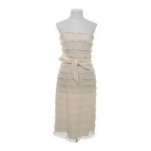 Säljer denna jätte fina och unika klänning från det amerikanska märket betsey johhson. Klänningen har ett band runt midjan som går att ta bort eller knyta fram eller bak. 