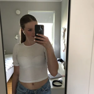 Vit sommartopp - Fin vit topp som endast är använd några få gånger.