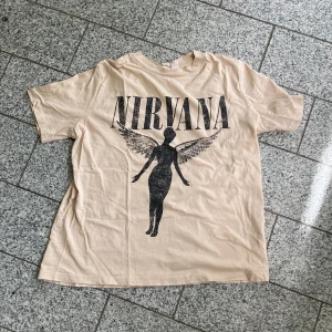 Nirvana T-shirt  - Nirvana T-shirt i jättebra skick! sällan använd men jättecool. Storlek medium 💕