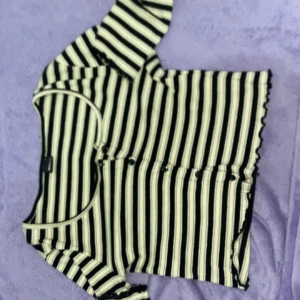 Långärmad croptop - Långärmad croptop från Gina Tricot Sick: använt några gånger ⚠️OBS⚠️  Ett hål finns under armhålan men syns inte så mycket  Priset kan diskuteras 💬💞