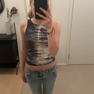 Crop top - Cool topp ifrån weekday som är i nyskick! Storlek xs men är stretchig.