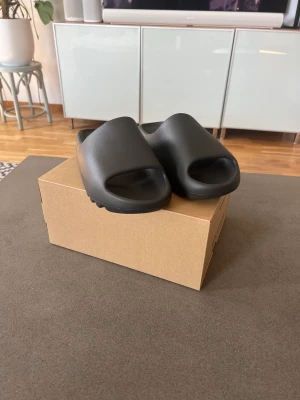 Yeezy slides - Helt nya yeezy slides onyx i storlek 43(9). Säljer två par, kvitto/äkthetsbevis finns