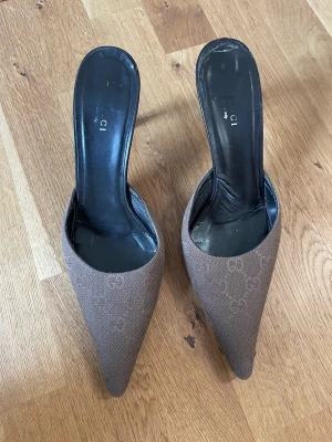 Gucci vintage klackar  - Jag säljer mina Gucci vintage klackar som är köpta i Milano våren 2023! Väldigt fint skick för att vara vintage och nya klackar är gjorda våren 2023 också! Storlek 39 men passar även 38 som jag har! 