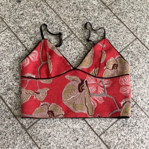 Linne - Croppat linne. Köpt second hand men jag har aldrig använt den. Det är ursprungligen från zara och blommorna är liksom glittriga. Slkitgulligt Storlek S