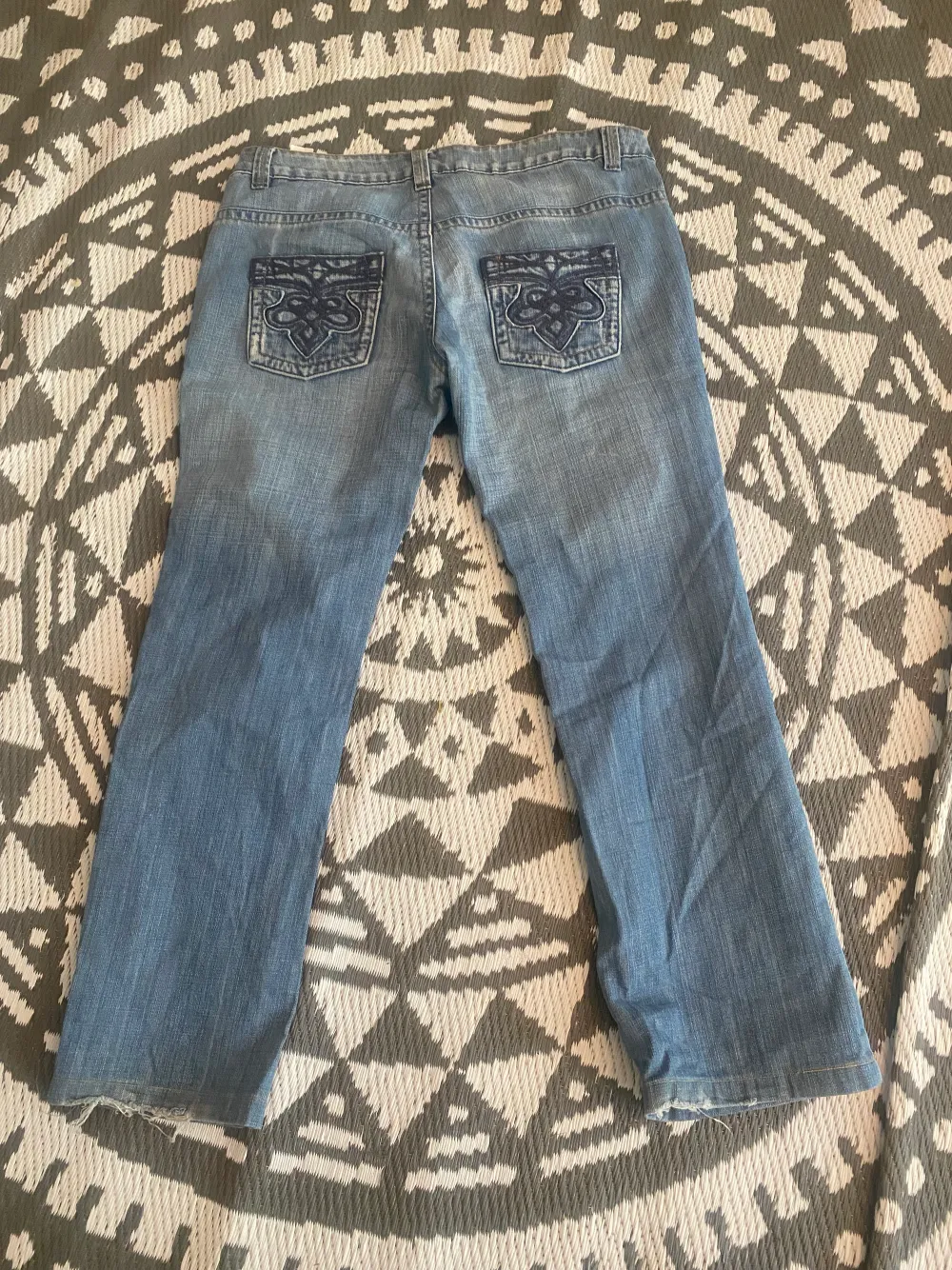 jätte fina lågmidjade jeans med tryck på bakfickorna aldrig använda enbart testade kom privat för bilder när de sitter på midjemått ca 75-77. Jeans & Byxor.