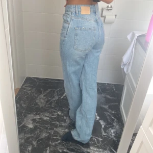Loose fit jeans - Lite långa på mig men sitter as fint och bara använda några gånger.   Storlek: S