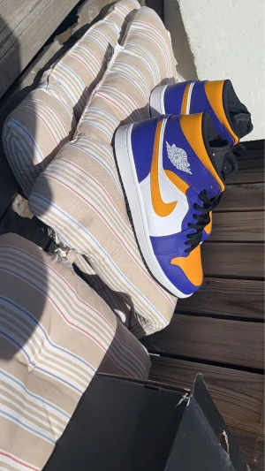 Jordan 1 - Hej! Säljer nu mina Jordan 1 lakers då dom är lite stora, helt nya köpta på Merch bara testade, kom privat för mer info!