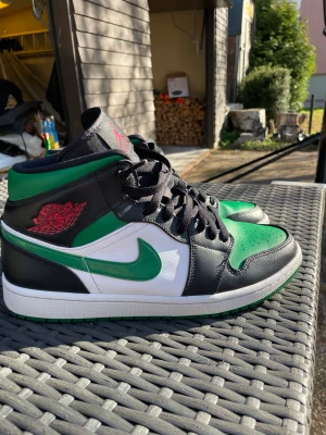 Jordan skor - Knappt använda och är i väldigt bra skick(nyskick)! Vill ba få lite lätta pengar och bli av med de därav det billiga priset(nypris ca 3500-4000.  Kan även vara intressant med byte. Skriv för mer bilder eller info!