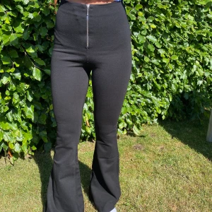 Yogapants - Svarta yogapants med dragskedja framtill, högmidjade och vidare nertill. Väldigt sköna och sitter bra.