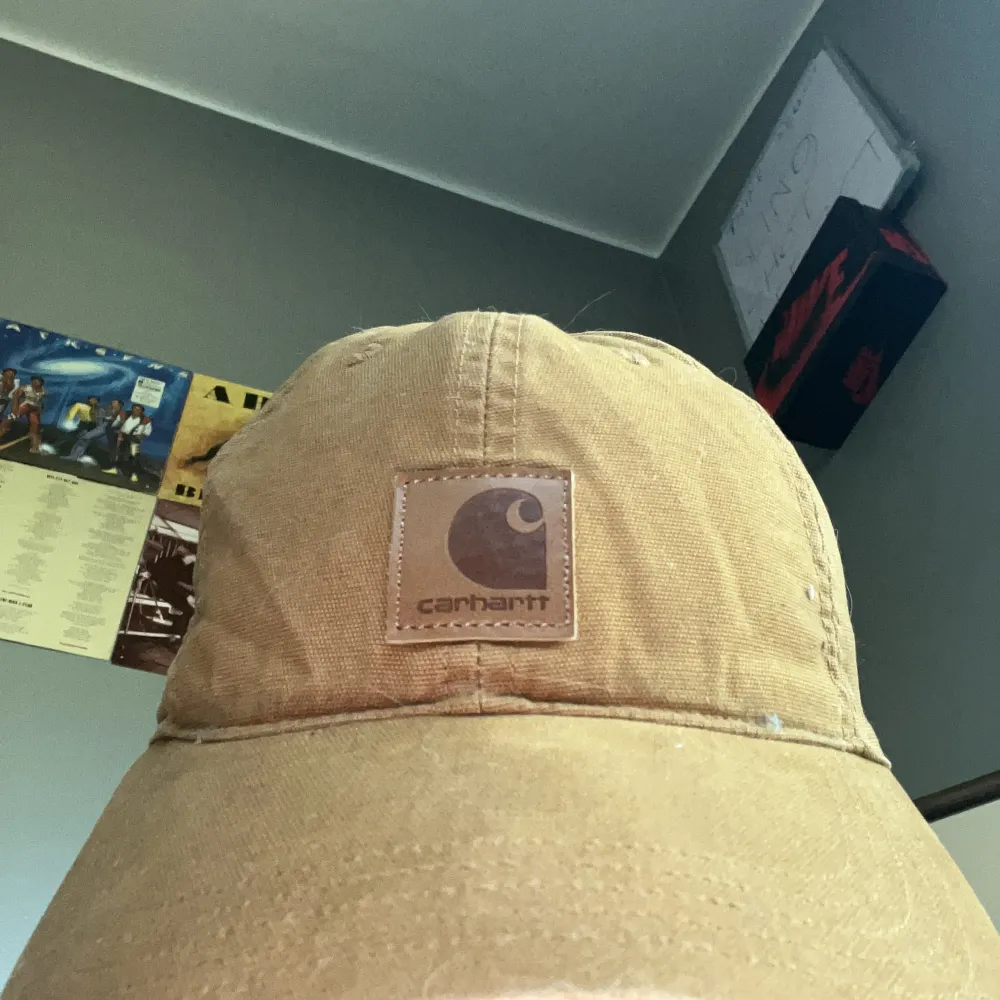 Nu säljer jag min Carhartt keps som jag köpte ny pris för 250 kr skön på huvudet och mjuk.. Accessoarer.