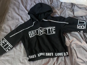 Svart Luvtröja - Svart tunn textad luvtröja, funkar till träning