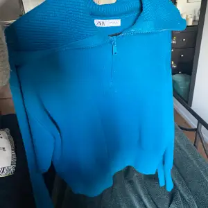 blå halfzip sweatshirt i storlek s från zara