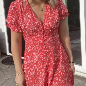 Sommarklänning - Jättefin och söt klänning perfekt till midsommar!! Använd vid ett tillfälle alltså nyskick. Passar mig perfekt i längden som är 170cm