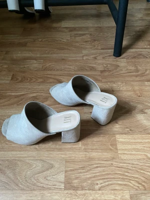klackskor - klackskor i beige ”mocha” i storlek 38