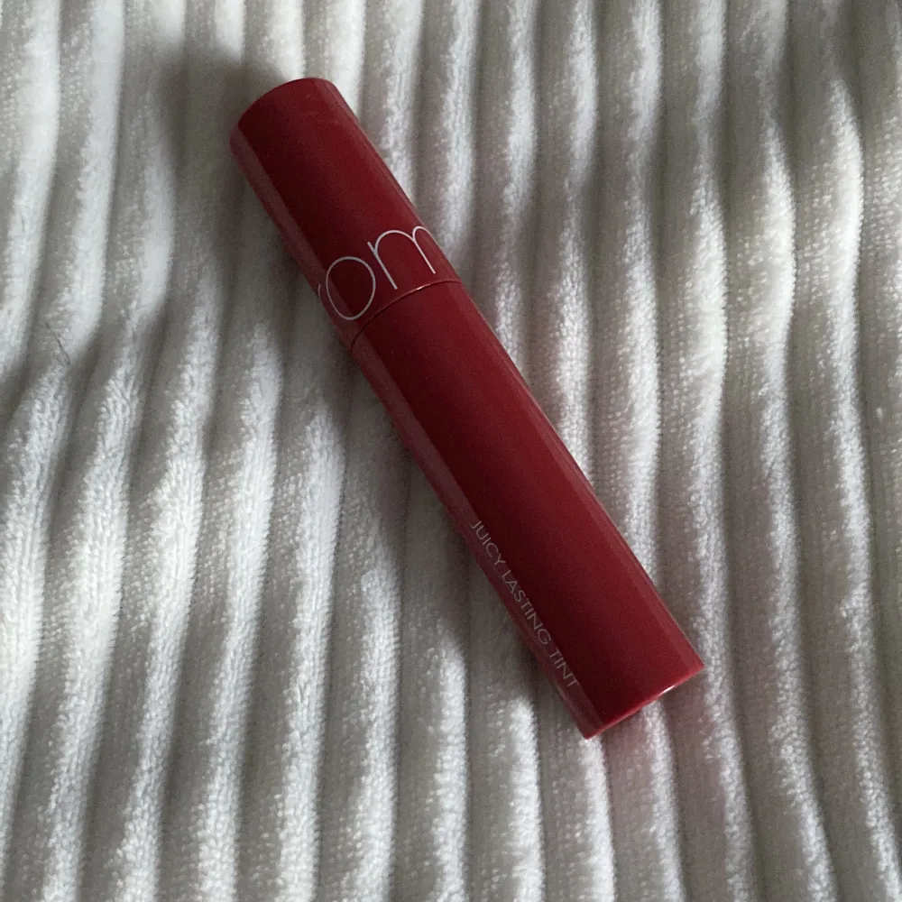 It is pretty new and have been used one time and is very pretty. It has a great texture when you apply it and it’s also from a Korean brand.. Accessoarer.