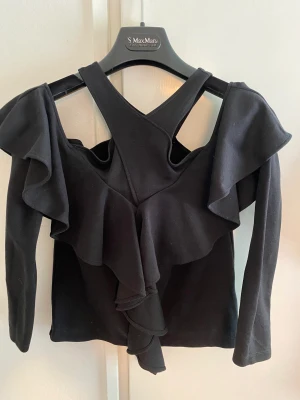 Rodebjer topp med bara axlar  - Säljer en Rodebjer Topp som funkar som en fest topp. Tight modell med bara axlar. Sitter riktigt snyggt. 